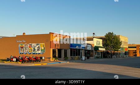 ROSEAU, MN - 21 juillet 2025 : bâtiments de la rue principale d'une petite ville du nord du Minnesota au crépuscule avec de longues ombres. Banque D'Images