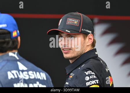 Doha, Qatar. 30 novembre 2025. Le pilote Redbull Max Verstappen en conversation avec le pilote Williams Racing Carlos Sainz au Qatar GP Banque D'Images