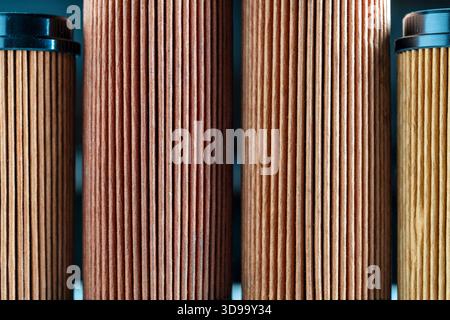 Filtres à air pour voiture à moteur sur fond, gros plan. Accessoires de pièces automobiles pour voitures rétro Banque D'Images