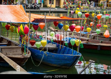 Vue de bateaux en bois avec des lanternes colorées sur l'eau de la rivière dans la vieille ville de Hoi an, Vietnam Banque D'Images