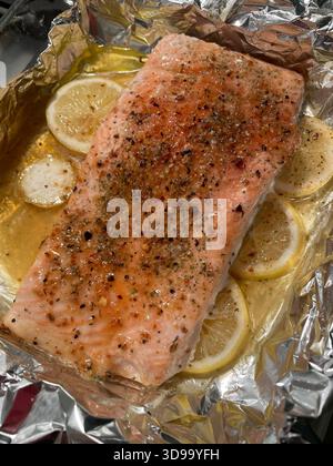 Close up plat de saumon grillé au citron dans une sauce beurrée au citron et à l'ail, 2025, États-Unis Banque D'Images