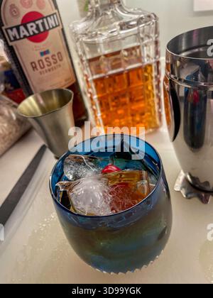 Nature morte d'un cocktail Manhattan classique sur les rochers dans un verre de cristal devant une carafe de cristal, 2025, États-Unis Banque D'Images