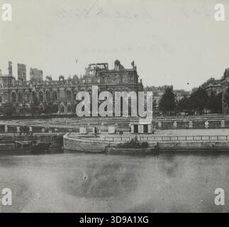 Panorama de l'Hôtel de ville, 4ème arrondissement, Paris. Blancard, Hippolyte, photographe, entre le 28 mai 1871 et 1871, photographie, Arts graphiques, Panorama, photographie, impression platine, dimensions - travail : hauteur : 8,3 cm, largeur : 8,9 Banque D'Images