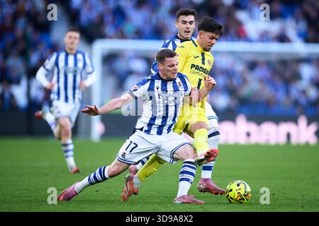 Ilias Akhomach de Villarreal CF duel pour le ballon avec Sergio Gomez de Real Sociedad lors du match LaLiga EA Sports entre Real Sociedad et Vill Banque D'Images