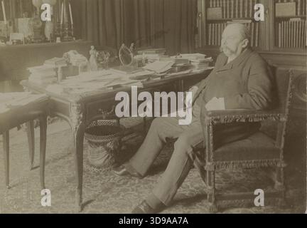 Portrait de Henri Meilhac, dramaturge (Paris, 1831 - Paris, 1897), par Paul Cardon (aussi connu sous le nom de Dornac ou Paul Marsan), photographe, entre 1885 et 1895, photographie, arts graphiques, tirage sur albumine, dimensions - oeuvre : hauteur : 12,4 cm, largeur : 17,5 cm, dimensions - montage musée : hauteur : 30 cm, largeur : 40 Banque D'Images