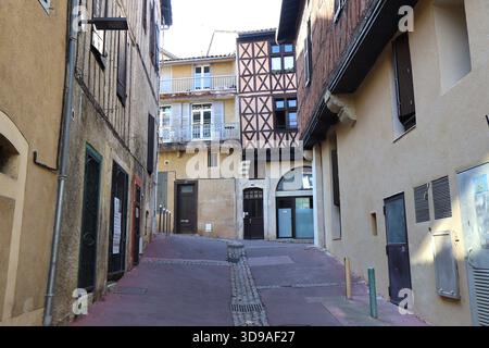 Vieille rue typique dans la vieille ville, ville d'Auch, département du Gers, France Banque D'Images