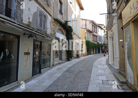 Vieille rue typique dans la vieille ville, ville d'Auch, département du Gers, France Banque D'Images