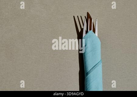 Couverts enveloppés dans une serviette bleue, un modeste cadre de table de restaurant à Cassis, France Banque D'Images