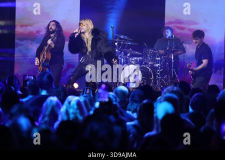 Bielefeld, Allemagne. 04th Dec, 2025. Le groupe Tokio Hotel se produit lors de la cérémonie de remise des prix 1Live-Krone au Ringlokschuppen de Bielefeld. Les prix du public sont considérés comme un indicateur important des préférences musicales d'un jeune public. Credit : Friso Gentsch/dpa/Alamy Live News Banque D'Images