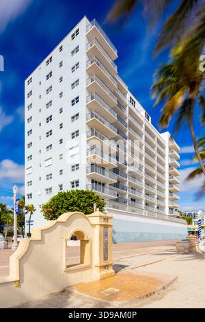 Hollywood, FL, États-Unis - 4 décembre 2025 : Edgewater Beach Towers immeuble en copropriété sur Hollywood Beach Floride. Photo longue exposition Banque D'Images
