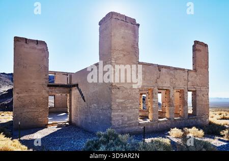 Ruines de l'école de Rhyolite dans la ville fantôme de Rhyolite près du parc national de Death Valley, Nevada Banque D'Images