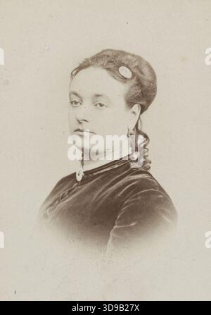 Portrait de Louise Vaissière (1844-1874), dite Lise Tautin, actrice et chanteuse. Photographe : Jules Genevois. Entre 1860 et 1890, seconde moitié du XIXe siècle. Photographie, Arts graphiques, Albumen print. Dimensions - image : hauteur : 9,2 cm, largeur : 5,4 cm dimensions - montage original : hauteur : 10,5 cm, largeur : 6,3 Banque D'Images
