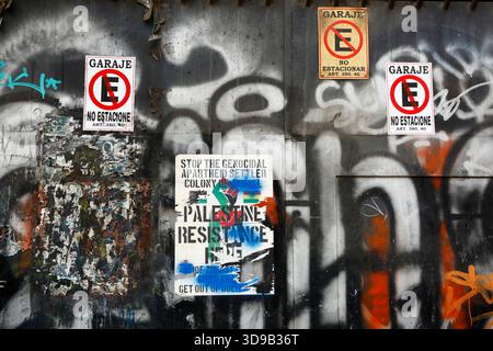 La Paz, Bolivie, 4 décembre 2025 : détail d'une affiche soutenant la résistance palestinienne sur une porte de garage en métal avec un panneau 'No parking' dans le centre de la Paz. L'affiche exige également la fin des colonies de colons israéliennes supposées (se référant peut-être à la théorie du complot du Plan Andinia qui allègue des plans pour établir un État juif dans certaines parties de l'Argentine et du Chili). Banque D'Images