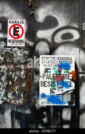 La Paz, Bolivie, 4 décembre 2025 : détail d'une affiche soutenant la résistance palestinienne sur une porte de garage en métal avec un panneau 'No parking' dans le centre de la Paz. L'affiche exige également la fin des colonies de colons israéliennes supposées (se référant peut-être à la théorie du complot du Plan Andinia qui allègue des plans pour établir un État juif dans certaines parties de l'Argentine et du Chili). Banque D'Images