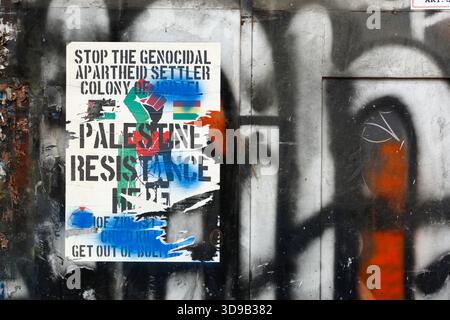 La Paz, Bolivie, 4 décembre 2025 : détail d'une affiche soutenant la résistance palestinienne sur une porte de garage en métal dans le centre de la Paz, et exigeant la fin des colonies de colons israéliennes supposées (se référant peut-être à la théorie du complot du Plan Andinia qui allègue des plans pour établir un Etat juif dans certaines parties de l'Argentine et du Chili). Banque D'Images