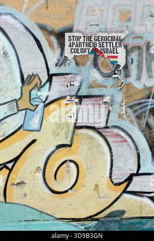 La Paz, Bolivie, 4 décembre 2025 : détail d'une partie d'une affiche soutenant la résistance palestinienne sur une murale représentant un artiste graffiti sur un mur dans le centre de la Paz. L'affiche exige également la fin des colonies de colons israéliennes supposées, se référant peut-être à la théorie du complot du Plan Andinia qui allègue des plans pour établir un État juif dans certaines parties de l'Argentine et du Chili. Banque D'Images
