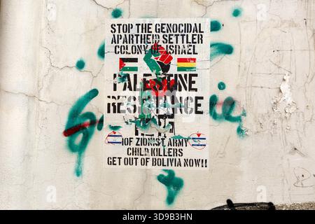 La Paz, Bolivie, 4 décembre 2025 : détail d'une affiche soutenant la résistance palestinienne sur un mur dans le centre de la Paz, et exigeant la fin des colonies de colons israéliennes supposées (se référant peut-être à la théorie du complot du Plan Andinia qui allègue des plans pour établir un Etat juif dans certaines parties de l'Argentine et du Chili). Banque D'Images