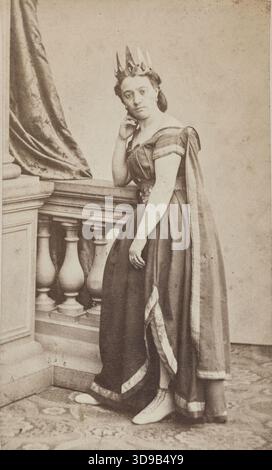 Portrait de Louise Vaissière (1844-1874), dite Lise Tautin, actrice et chanteuse. Photographe : Ernest Ladrey. Entre 1855 et 1874, seconde moitié du XIXe siècle. Photographie, Arts graphiques, Albumen print. Dimensions - oeuvre : hauteur : 9,3 cm, largeur : 5,6 cm dimensions - montage original : hauteur : 10,4 cm, largeur : 6,2 Banque D'Images