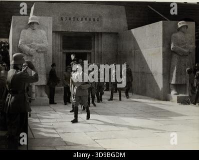 Les restes mortels du maréchal von Hindenburg sont transférés au Mémorial de Tannenberg, en présence d'Adolf Hitler. Inconnu, 2 octobre 1935, première moitié du XXe siècle, Musée de la libération de Paris - Musée général Leclerc - Musée Jean Moulin, vie militaire = Militaria, photographie, épreuve argentée gélatineuse, papier, encre, crayon, Free State of Prussia (état historique), dimensions - oeuvre : hauteur : 18,3 cm, largeur : 24,2 Banque D'Images