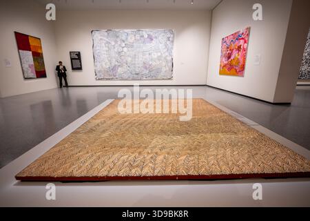 National Gallery Of Art Exposition d'art autochtone australien Washington DC | WASHINGTON DC — « Women's Dreaming at Marrapinti » (2006) de Doreen Nakamarra est une œuvre significative présentée dans l'exposition d'art autochtone australien de la National Gallery of Art. Créée par l'artiste Pintupi/Ngaatjatjarra (c. 1955-2009) en utilisant de la peinture polymère synthétique sur toile, l'œuvre représente le puits de roche Marrapinti, un site sacré pour les cérémonies des femmes ancestrales. Des motifs en zigzag fascinants créent une illusion de profondeur et de mouvement, et l'œuvre est exposée horizontalement, reflétant la méthode de peinture au sol de Nakamarra Banque D'Images