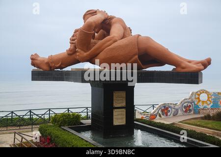 Célèbre sculpture El Beso (le baiser) de Víctor Delfin dans le Parque del Amor (parc de l'amour), Miraflores, Lima, Pérou Banque D'Images