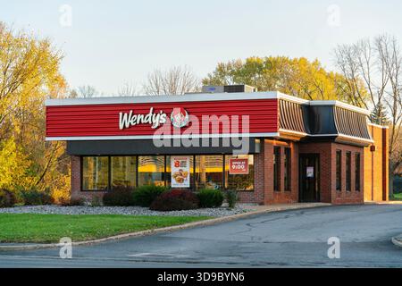 Yorkville, NY - 2 novembre 2025 : vue rapprochée d'un magasin Wendy's. Wendy's est une chaîne de restauration rapide internationale Banque D'Images