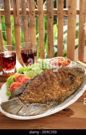 Gurame Goreng, Deep Fried Gourami, cuisine indonésienne sur table en bois Banque D'Images