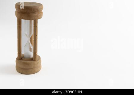 Minuterie d'oeuf de sablier en bois sur un fond blanc Banque D'Images