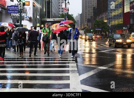 NEW YORK CITY, NY, États-Unis - 20 MAI 2013 : les gens marchent sur le passage de Broadway Street à Manhattan, New York Banque D'Images