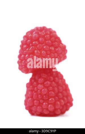 Pile de boules de couleur jujube sur un fond blanc Banque D'Images