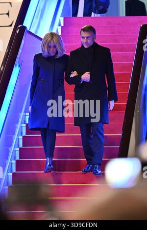 Chengdu, China.4th décembre 2025. Le président français Emmanuel Macron et son épouse Brigitte Macron arrivent à l'aéroport international de Chengdu Shuangliu le 4 décembre 2025 à Chengdu, dans la province chinoise du Sichuan. Le président français Emmanuel Macron est arrivé à Chengdu, capitale de la province du Sichuan, dans la soirée du 4 décembre. C'est le premier voyage de Macron au Sichuan, où vivent des pandas géants. Crédit : Zhang Lang/China News Service/Alamy Live News Banque D'Images