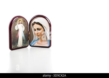 Icônes dans un boîtier rond en bois de Jésus miséricordieux et notre Dame de Medjugorje, la Sainte Vierge Marie isolée sur fond blanc avec une réflectio mate Banque D'Images