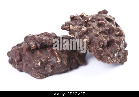Biscuits aux pépites de chocolat triples cuits frais sur un fond blanc Banque D'Images