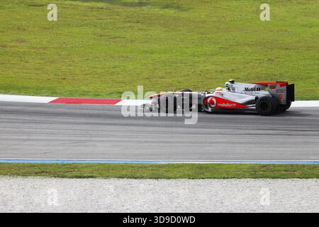 SEPANG, MALAISIE - 04 AVRIL : le pilote Vodafone McLaren Mercedes Lewis Hamilton, de Grande-Bretagne, conduit sur le circuit F1 de Sepang 04 avril 2010 i Banque D'Images