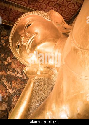 Tête et épaules d'un grand Bouddha doré couché Banque D'Images