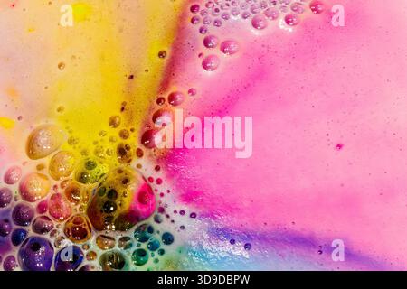 Bulles tourbillonnantes éclatantes se fondant dans un design abstrait multicolore de rêve. Banque D'Images