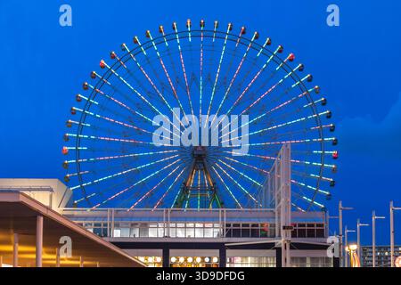 Grande roue de Tempozan situé à Osaka, au Japon, dans le village portuaire de Tempozan Banque D'Images