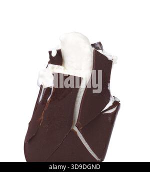 Mordez la crème glacée vanille au chocolat. Fond blanc Banque D'Images