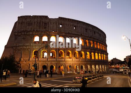 Rome, Italie - 10 janvier 2024 : Colisée à Rome, Italie, la nuit. Banque D'Images