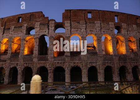 Rome, Italie - 10 janvier 2024 : Colisée à Rome, Italie, la nuit. Banque D'Images