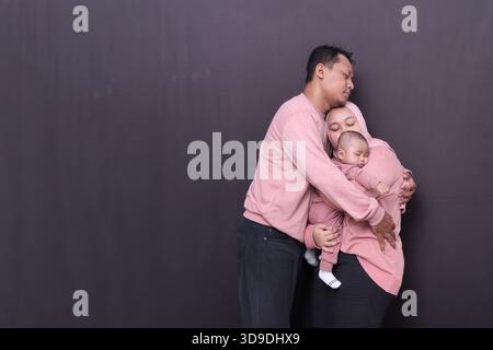 un moment chaleureux d'une petite famille serrée Banque D'Images
