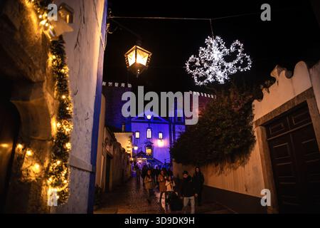 Soirée de Noël le long de la Rua Direita menant à l'église de Óbidos, Portugal Banque D'Images