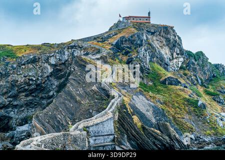 Escalier en pierre sinueux menant de Gaztelugatxe à l'Ermitage sur un îlot rocheux escarpé à Bermeo, Espagne Banque D'Images