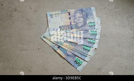 Rands sud-africains mettant en vedette mandela sur une surface en béton dans un arrangement de fans, soulignant la monnaie et la fierté nationale. Banque D'Images