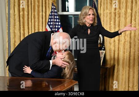Le président AMÉRICAIN Joe Biden embrasse son petit-fils beau Biden Jr. alors que la première dame Jill Biden gestes après que le président a prononcé son discours d'adieu à la nation depuis le Bureau ovale de la Maison Blanche à Washington, DC, le mercredi 15 janvier 2025. Photo de piscine par Mandel Ngan/UPI Banque D'Images