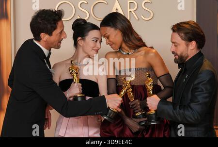 Meilleure performance d'un acteur dans un rôle principal lauréat d'Oscar Adrien Brody de 'The Brutalist' célèbre en coulisses la meilleure performance d'une actrice dans un rôle principal Mikey Madison de 'Anora' et meilleure actrice dans un rôle secondaire lauréate d'Oscar Zoe Saldana de 'Emilia Perez' avec Kieran Culkin, lauréat d'Oscar du meilleur acteur dans un rôle secondaire (G-d) lors de la 97e Oscar dans la section Hollywood de Los Angeles, le dimanche 2 mars 2025. Photo de Pat Benic/UPI Banque D'Images