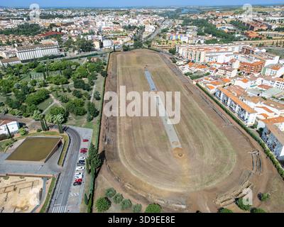 Vue aérienne de l'ancien Cirque Maximus romain, un vaste espace ovale contrastant avec l'architecture moderne de la ville, reflétant l'histoire et la vie urbaine, Banque D'Images