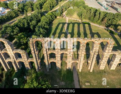 Vue aérienne du majestueux Acueducto de los Milagros contraste fortement avec la verdure luxuriante projetant de longues ombres, Merida, Badajoz, Espagne. Banque D'Images