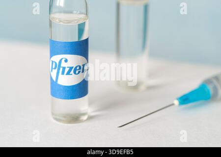 Flacon en verre avec logo Pfizer, société pharmaceutique multinationale américaine. 18 janvier 2021, Barnaul, Russie. Banque D'Images