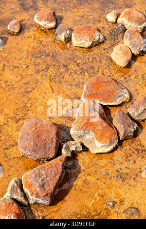Les roches riches en fer sur la Silica Springs / Rapids Loop Walk, Tongariro National Park, North Island, Nouvelle-Zélande Banque D'Images